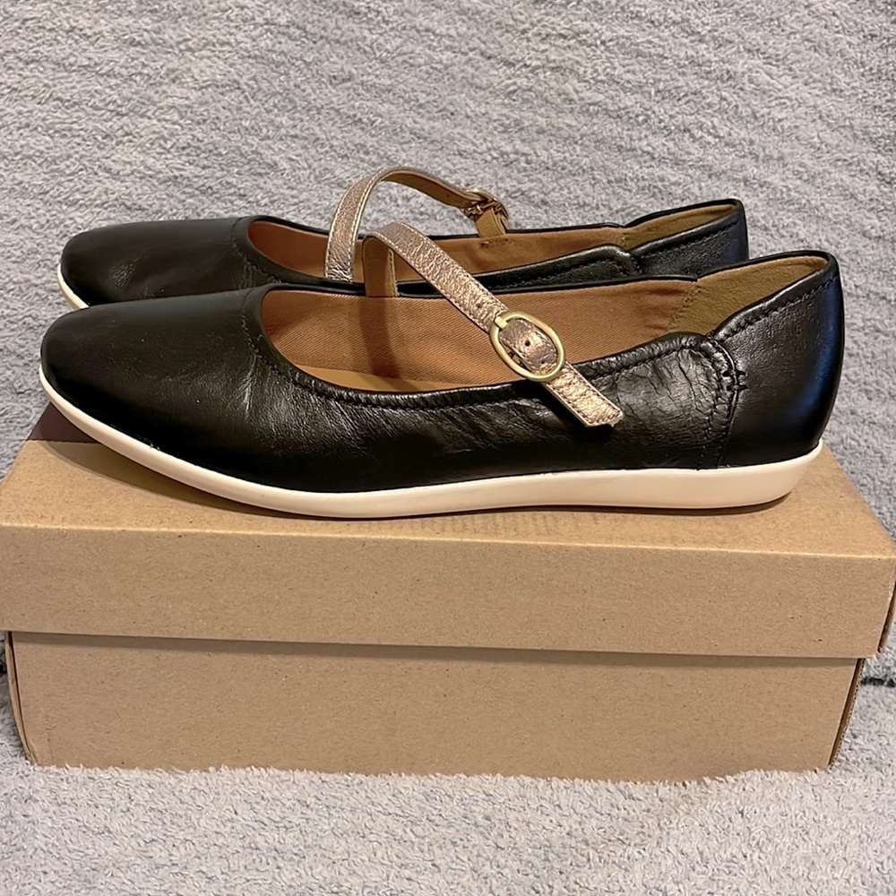 Clarks Comfy Flats Size 8 Wide
